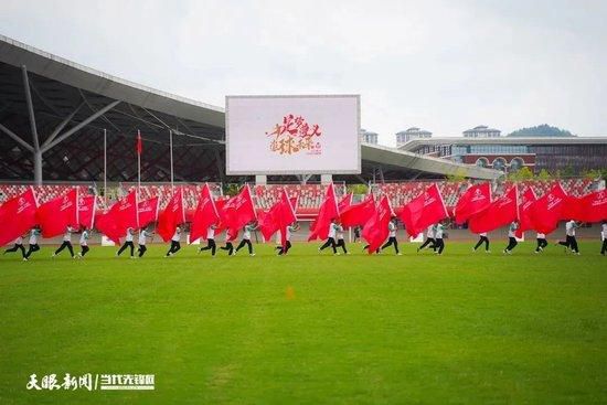 此次曝光的两款;家人版海报中，一家人集体亮相，相互依偎岁月静好，每个人脸上都洋溢着相似的幸福神情，在经历二十年风雨飘泊之后，看似普通的家庭团圆场景竟也如此动人；而另一张海报中携手相伴的两人，似乎也在诉说着夫妻间两人唯有齐心合力才能构成一颗完整的爱心，共同构建成家这个世界上最能令人安心的港湾